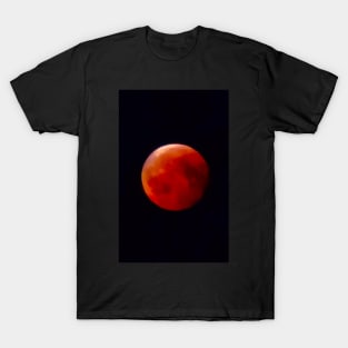 Blood Moon Total Lunar Eclipse 2025 taken on Galaxy 24 ultra phone T-Shirt